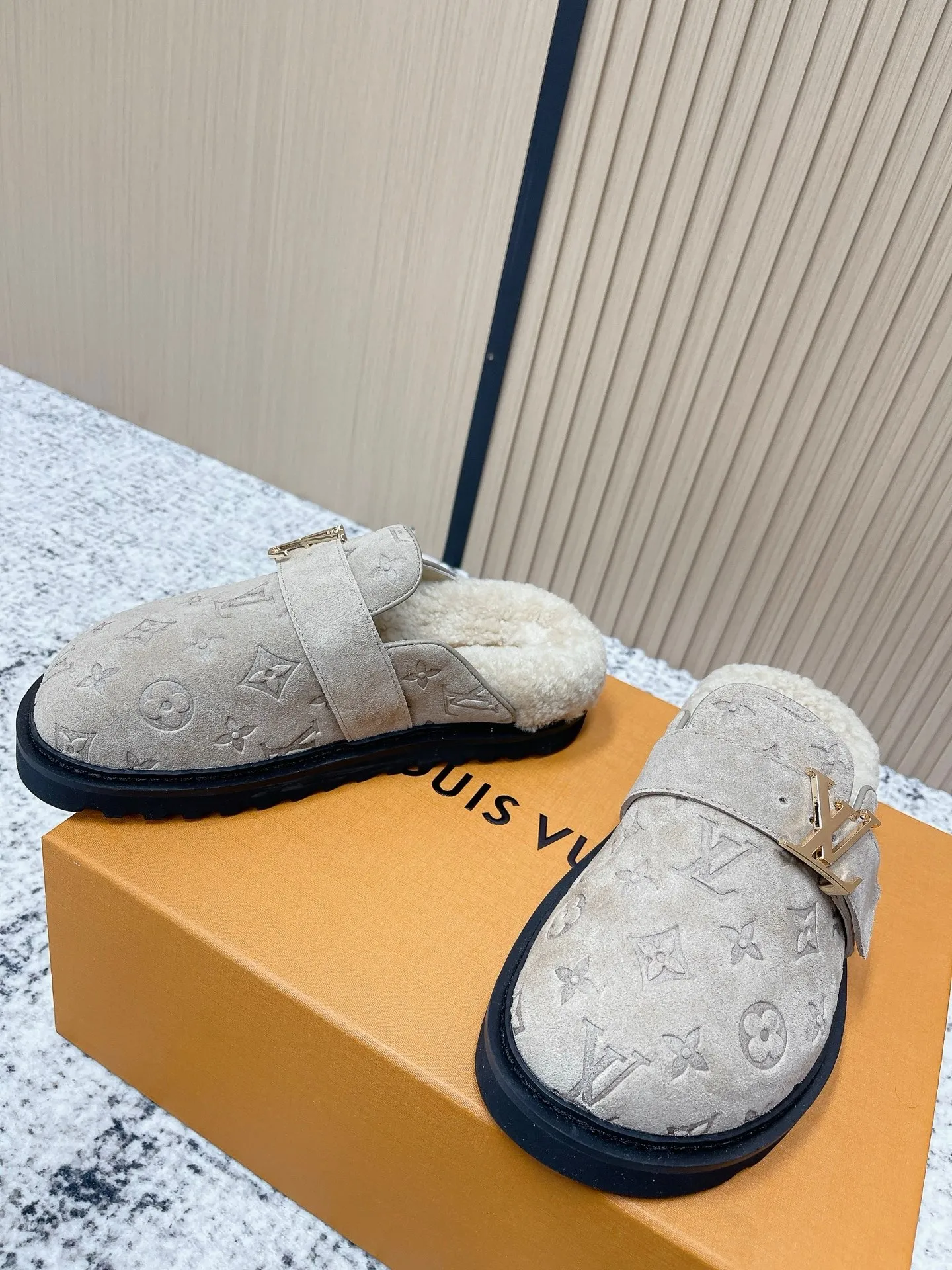 [L Home] P: 500💰 Size: 35-46 (female 40.41, male 45 46 custom-made) Top version Louis vuitton Lv top version LV couple's wool slippers New couple's Birkenstock slippers Cute and loveable, the foot feel is not too good Simple and high-end Sling-hee design Ready to wear and go Good news for lazy people Upper imported cowhide/imported old floral cloth Original hardware buckle, original molded high-density foam outsole Fabric: Yangjing/classic jacquard fabric Lining: imported wool lining Sole: original foam combination sole Size: 35-46 (female 40.41, male 45 46 customized)